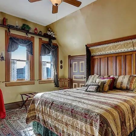 Schuster Mansion Bed & Breakfast-3