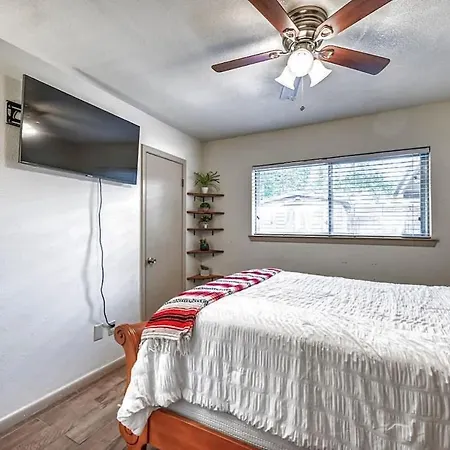 Kerrville Hidden Gem With Firepit And Grill - Great Location-3