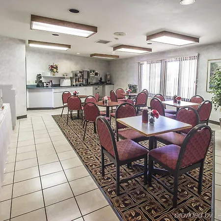 Econo Lodge Inn & Suites Menomonie-3