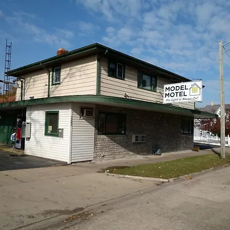 Model Motel-2
