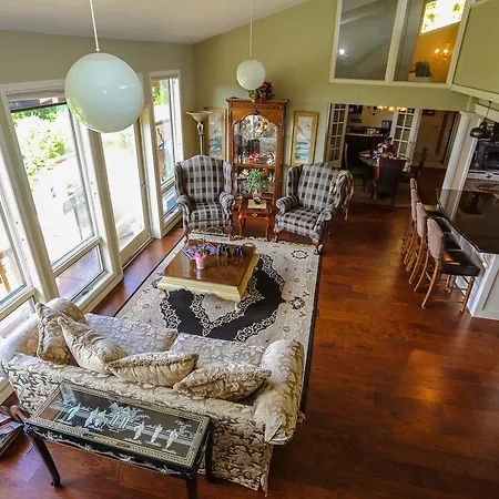 The Lodge At Beaver Lake Bed And Breakfast-2