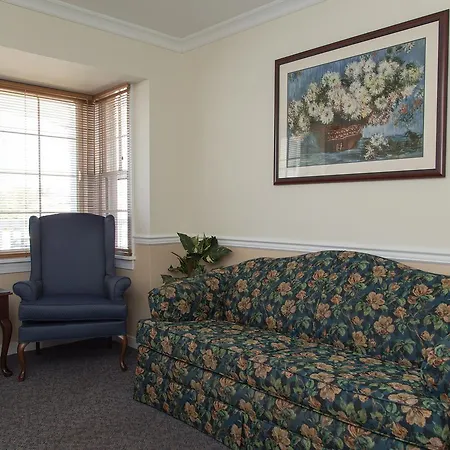 Colonial Lodge-2