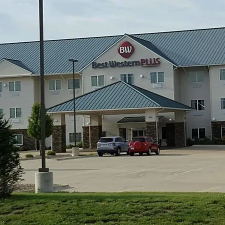 Best Western Plus Green Mill Village Hotel & Suites-3