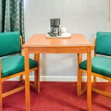 Econo Lodge Newton Falls-3