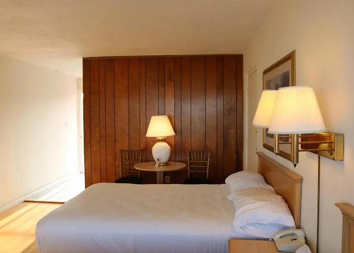 Camelot Waterfront Inn