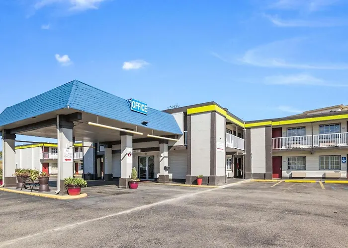 Econo Lodge Inn & Suites