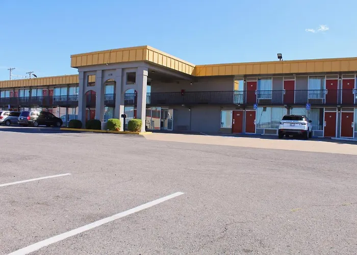 Econo Lodge West I-24