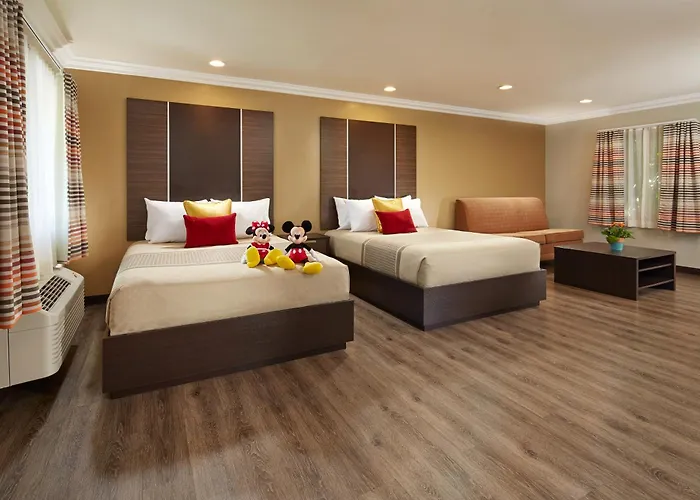 Eden Roc Inn & Suites Near The Maingate