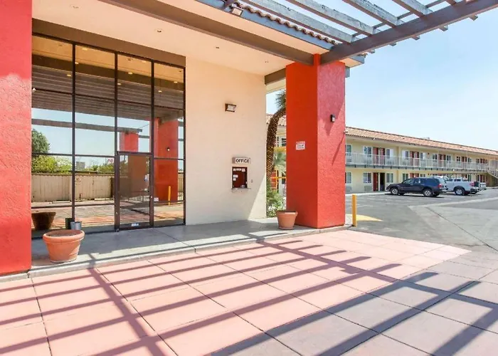 Baymont By Wyndham Bakersfield