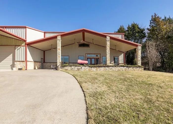 Texas Ranch House With 5 Bedroom And Fish Pond