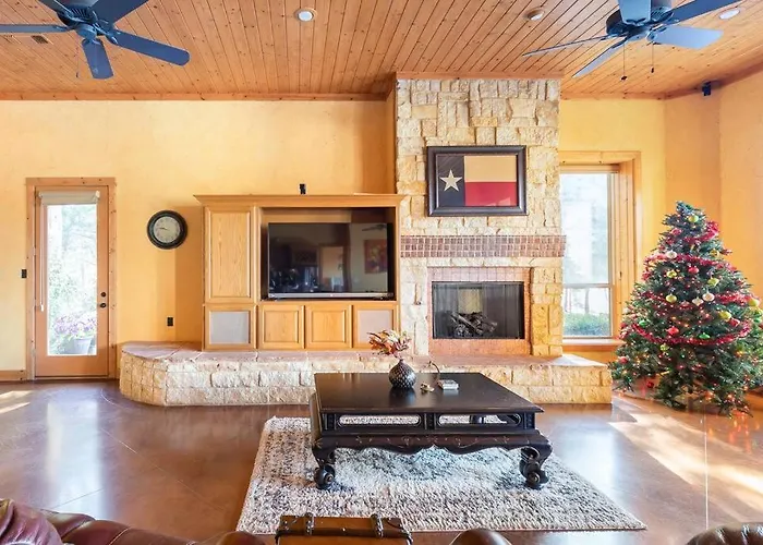 Texas Ranch House With 5 Bedroom And Fish Pond