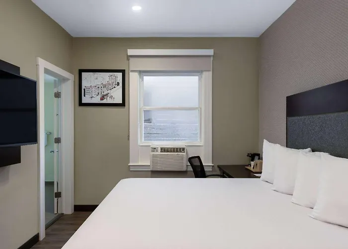 Super 8 By Wyndham /Union Square Area