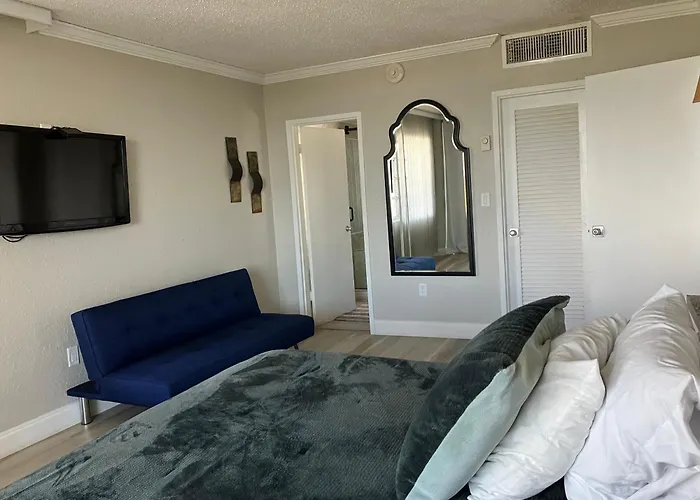 Oceanview Resort: Fort Lauderdale Beachfront Corner Suite