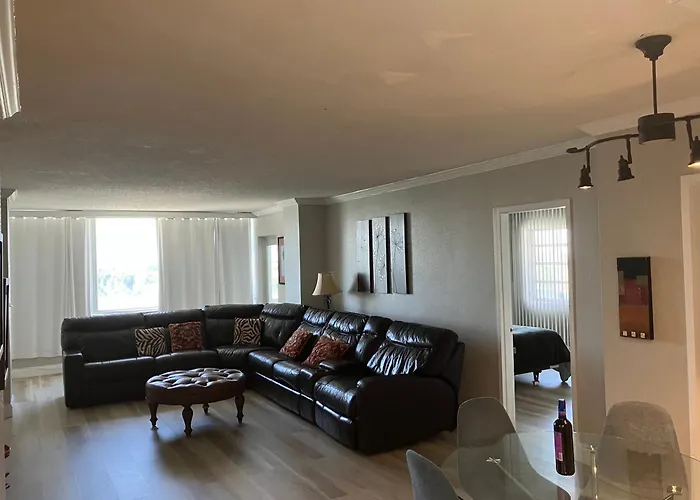 Oceanview Resort: Fort Lauderdale Beachfront Corner Suite