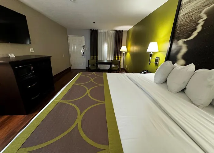 Super 8 By Wyndham Houston Webster Nasa