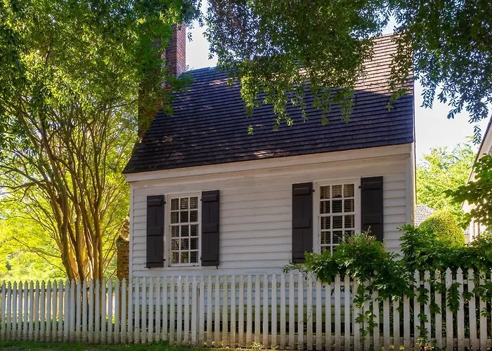 Colonial Houses, An Official Colonial Williamsburg Hotel