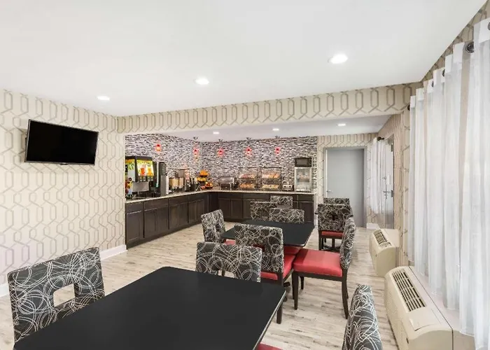Clarion Pointe - Coliseum Area