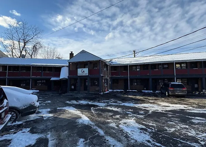 Central Motel Courtyard