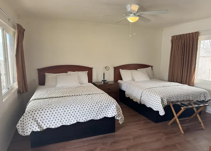 Lakeshore Lodge