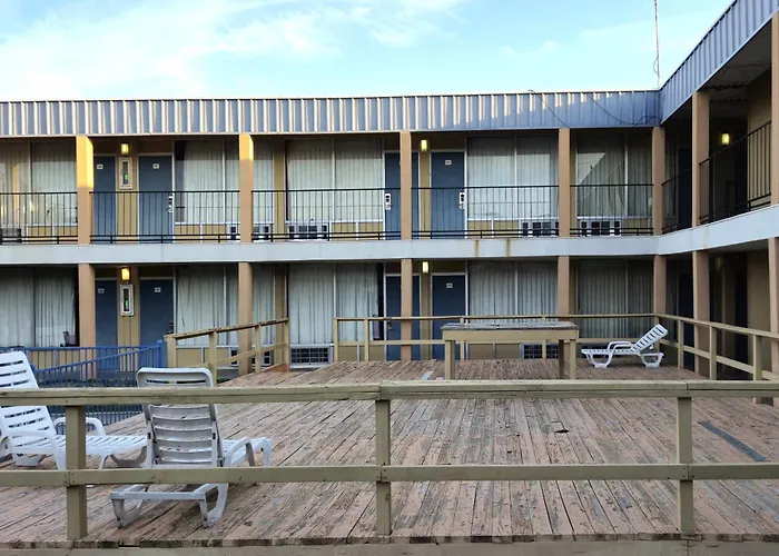 Castle Inn & Suites By Oyo