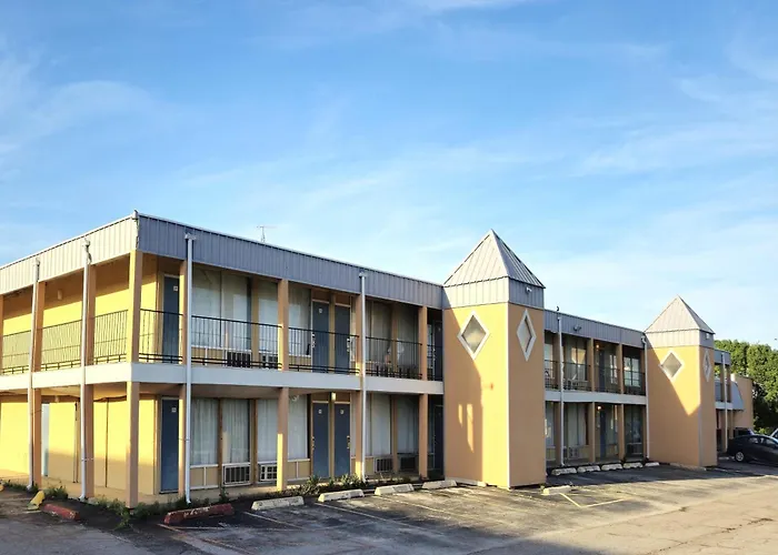 Castle Inn & Suites By Oyo