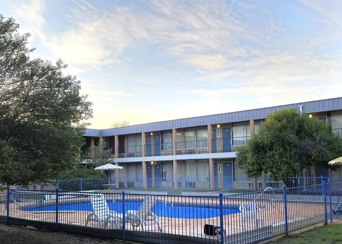 Castle Inn & Suites By Oyo