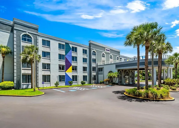 Spark By Hilton Near Universal