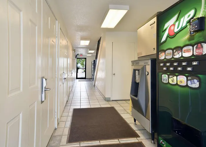 Motel 6-, Mo
