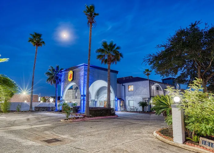 Super 8 By Wyndham Houston Webster Nasa