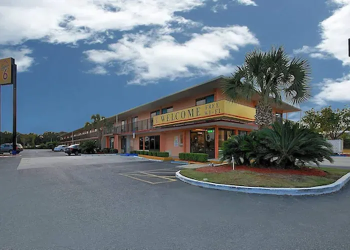Super 6 Inn & Suites Pensacola