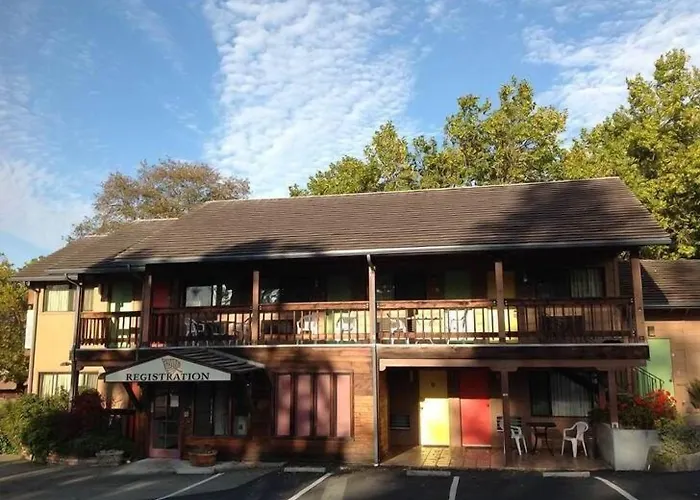 Humboldt Redwoods Inn