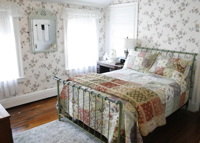 The Coolidge Corner Guest House: A Brookline Bed And Breakfast, United States