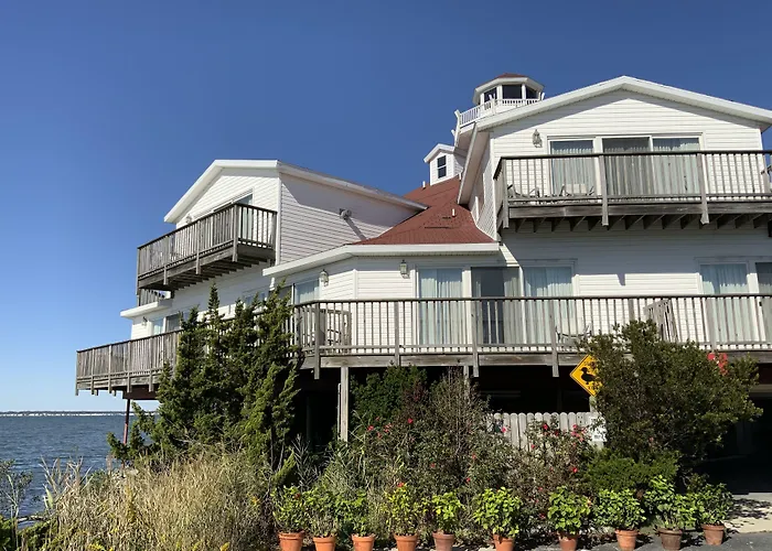 Lighthouse Club Hotel