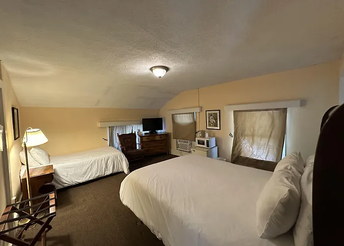 Colonial Inn & Creamery