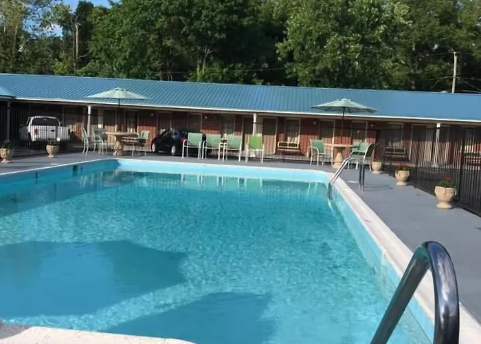 Merrimac Inn And Suite