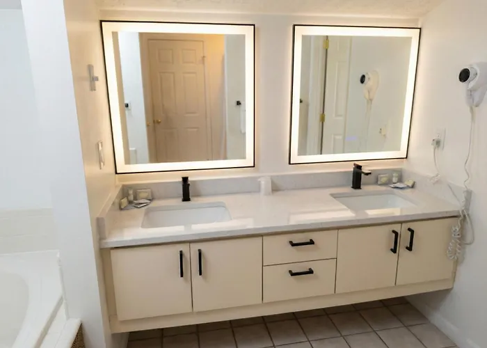 Pointes North Beachfront - 2 Person Spa Tub Studios