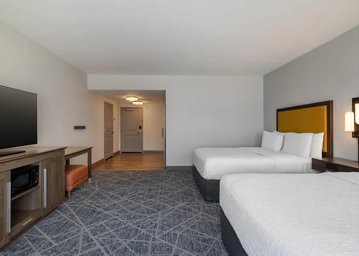 Hampton Inn & Suites Mill Civic