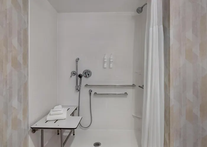 Hampton Inn & Suites Mill Civic