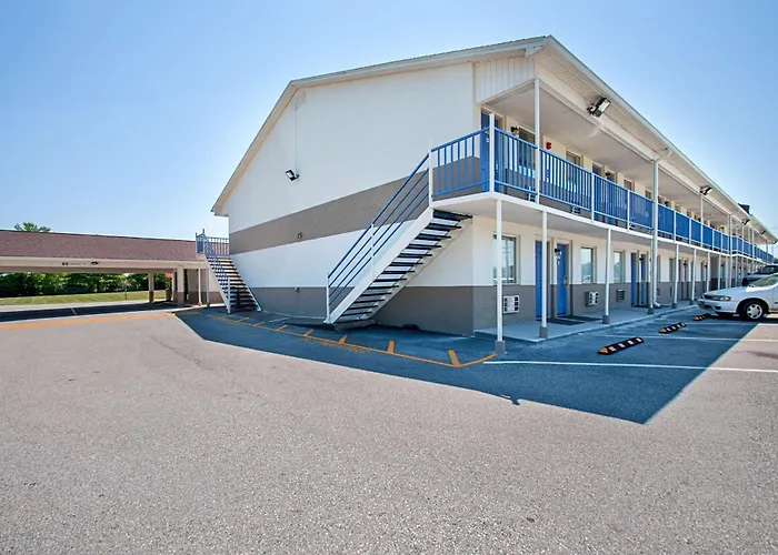 Motel 6-, Wv