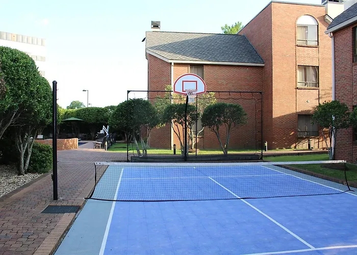 Cloverleaf Suites