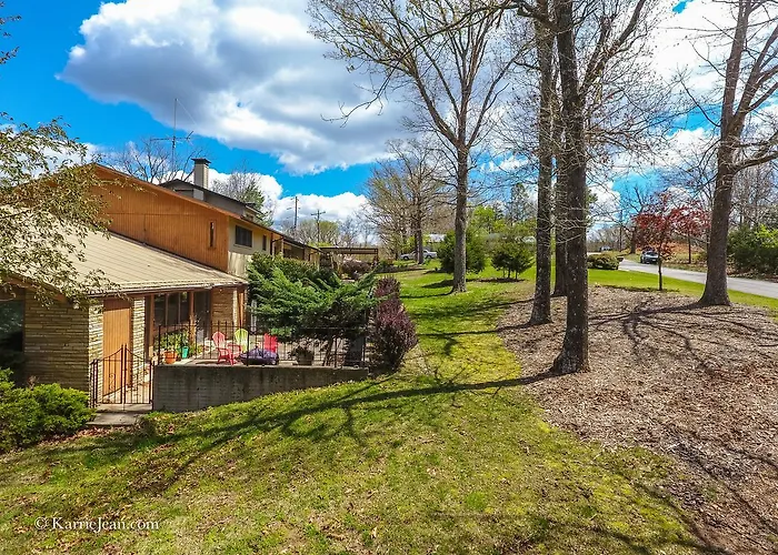 Lodge At Beaver Lake Bed And Breakfast