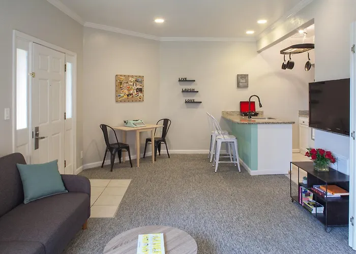 Cloverleaf Suites