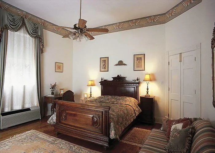 Hubbard Mansion B And B