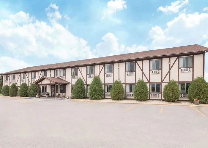Super 8 By Wyndham Warroad Hotel, United States