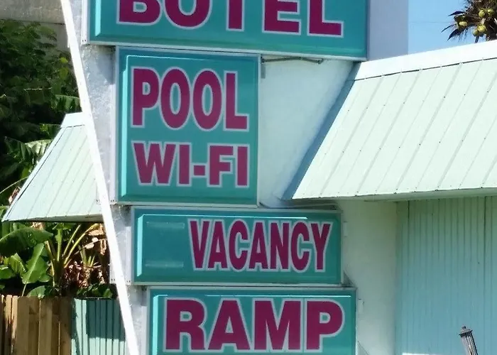 Royal Hawaiian Motel/Botel